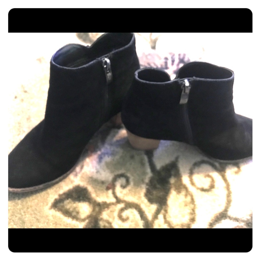 Very cut ankle boots